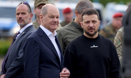 Thủ tướng Đức Olaf Scholz (trái) và Tổng thống Ukraina Volodymyr Zelensky (phải) thăm căn cứ quân sự ở Aachen, miền tây Đức. Ảnh: Văn phòng Tổng thống Ukraina ngày 14.5.2023