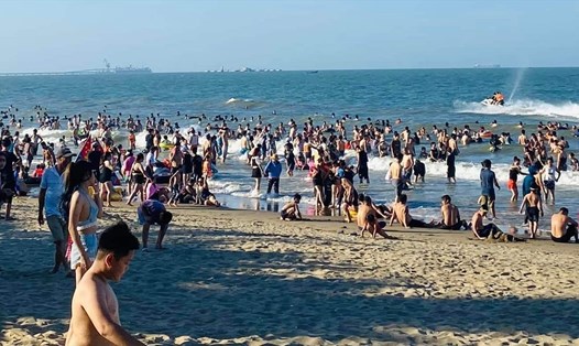 Khách du lịch đến bãi biển Cửa Lò trong dịp hè 2023. Ảnh: Hải Đăng
