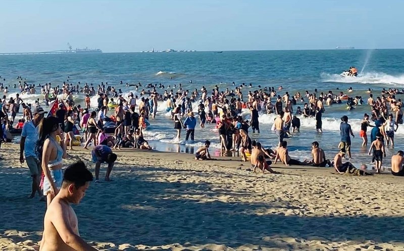 Khách du lịch đến bãi biển Cửa Lò trong dịp hè 2023. Ảnh: Hải Đăng