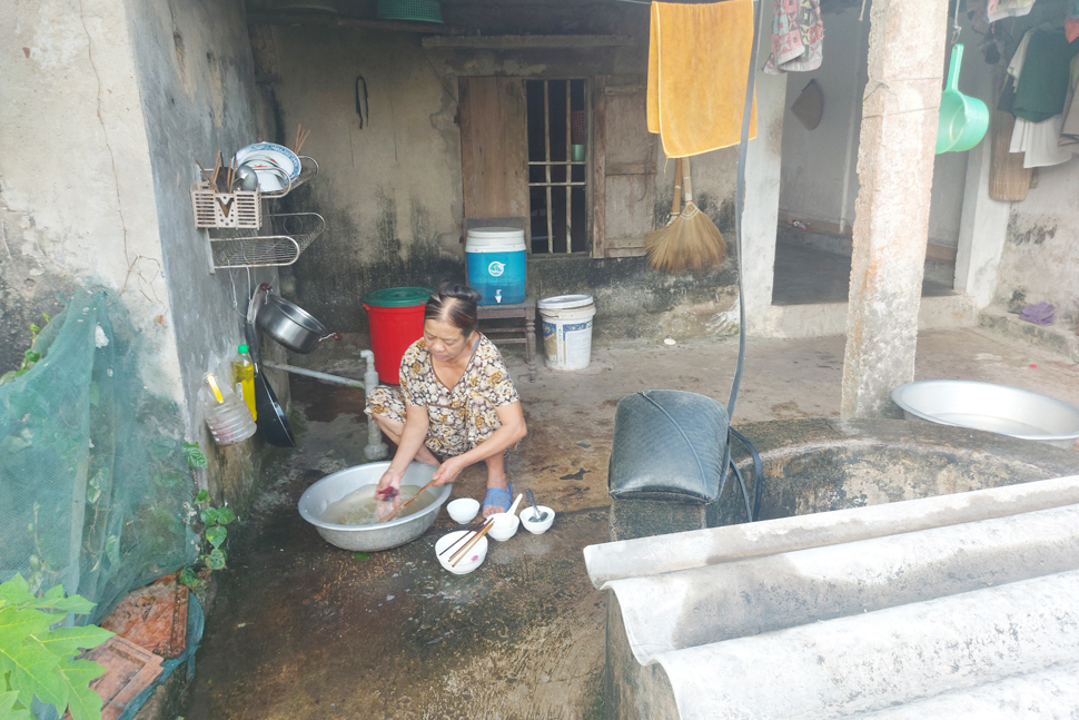 Cán bộ và nhân dân thị trấn Đồng Lộc tha thiết mong có nước sạch dùng. Ảnh: Trần Tuấn.