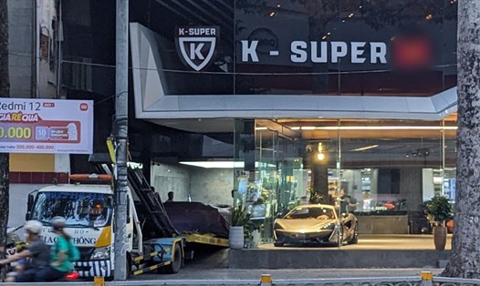 Showroom K-Super di dời nhiều siêu xe bằng xe tải vào chiều 9.7. Ảnh: Anh Tú