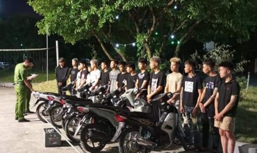 Nhóm thanh thiếu niên bị Công an thành phố Ninh Bình triệu tập, tạm giữ hình sự để điều tra về hành vi gây rối trật tự công cộng. Ảnh: Diệu Anh