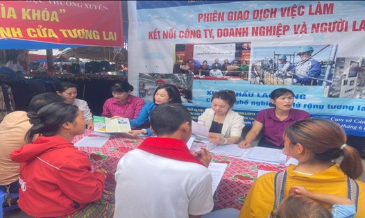 Văn phòng Tư vấn pháp luật LĐLĐ tỉnh Lào Cai tham gia tổ chức “Ngày hội tư vấn việc làm” năm 2023 tại huyện Si Ma Cai. Ảnh: LĐLĐ Lào Cai