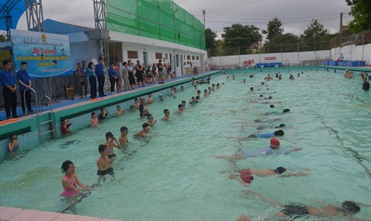 Công đoàn Công ty Cổ phần Phân đạm và Hóa chất Hà Bắc  tổ chức lớp dạy bơi cho con công nhân. Ảnh: Minh Nguyệt