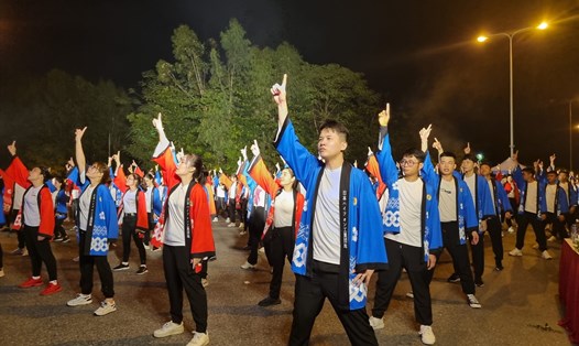 200 công nhân Hải Phòng trình diễn nhảy Yosakoi kết nối Việt Nam - Nhật Bản. Ảnh: Lương Hà