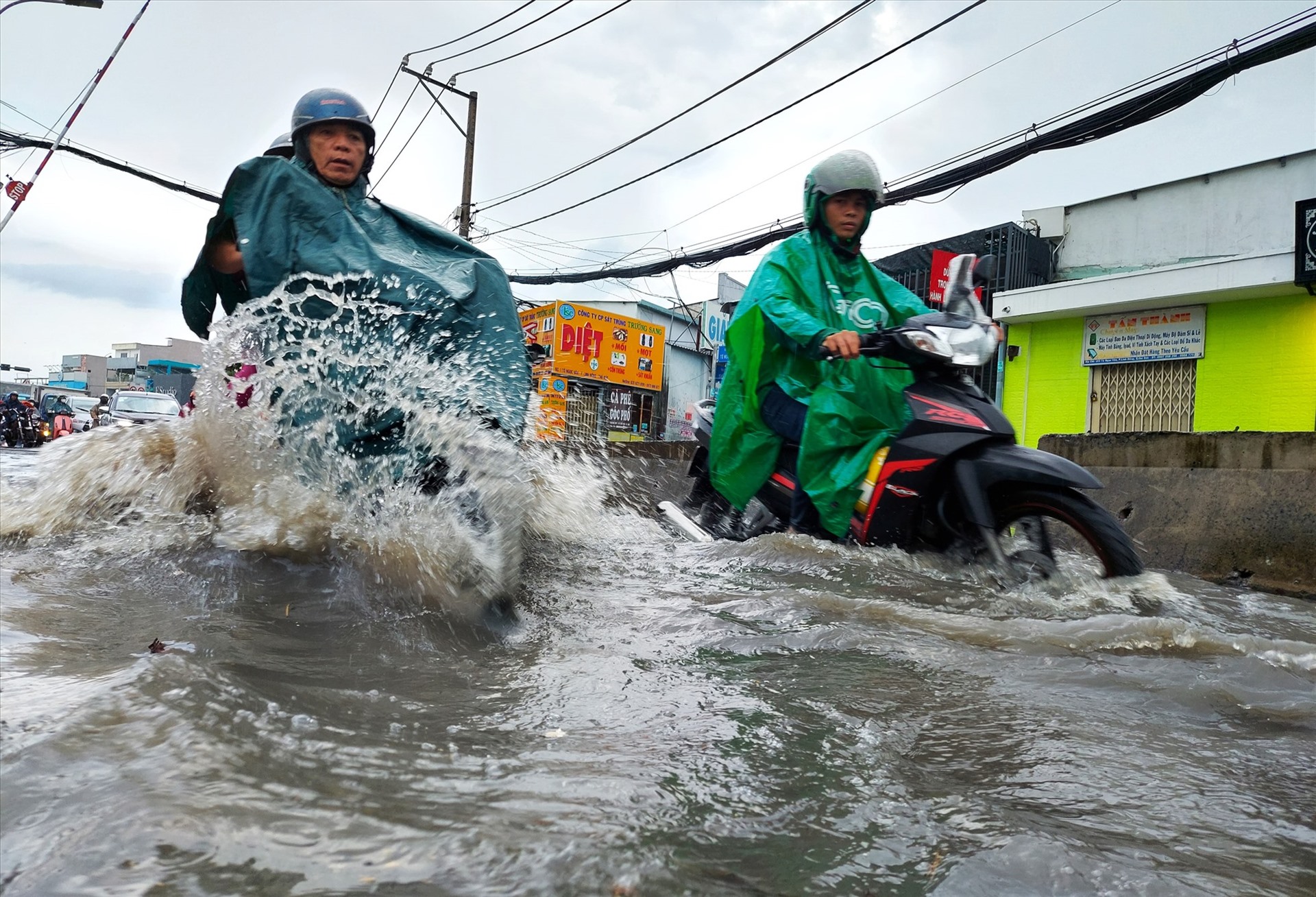 Đường Tô Ngọc Vân (đoạn giáp đường ray xe lửa) nằm trong số 11 tuyến đường ngập sâu ở thành phố Thủ Đức. Ảnh: Minh Quân