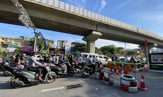 Nhiều rào chắn trên đường Nguyễn Trãi khiến giao thông ùn tắc khung giờ sáng. Ảnh: Vĩnh Hoàng