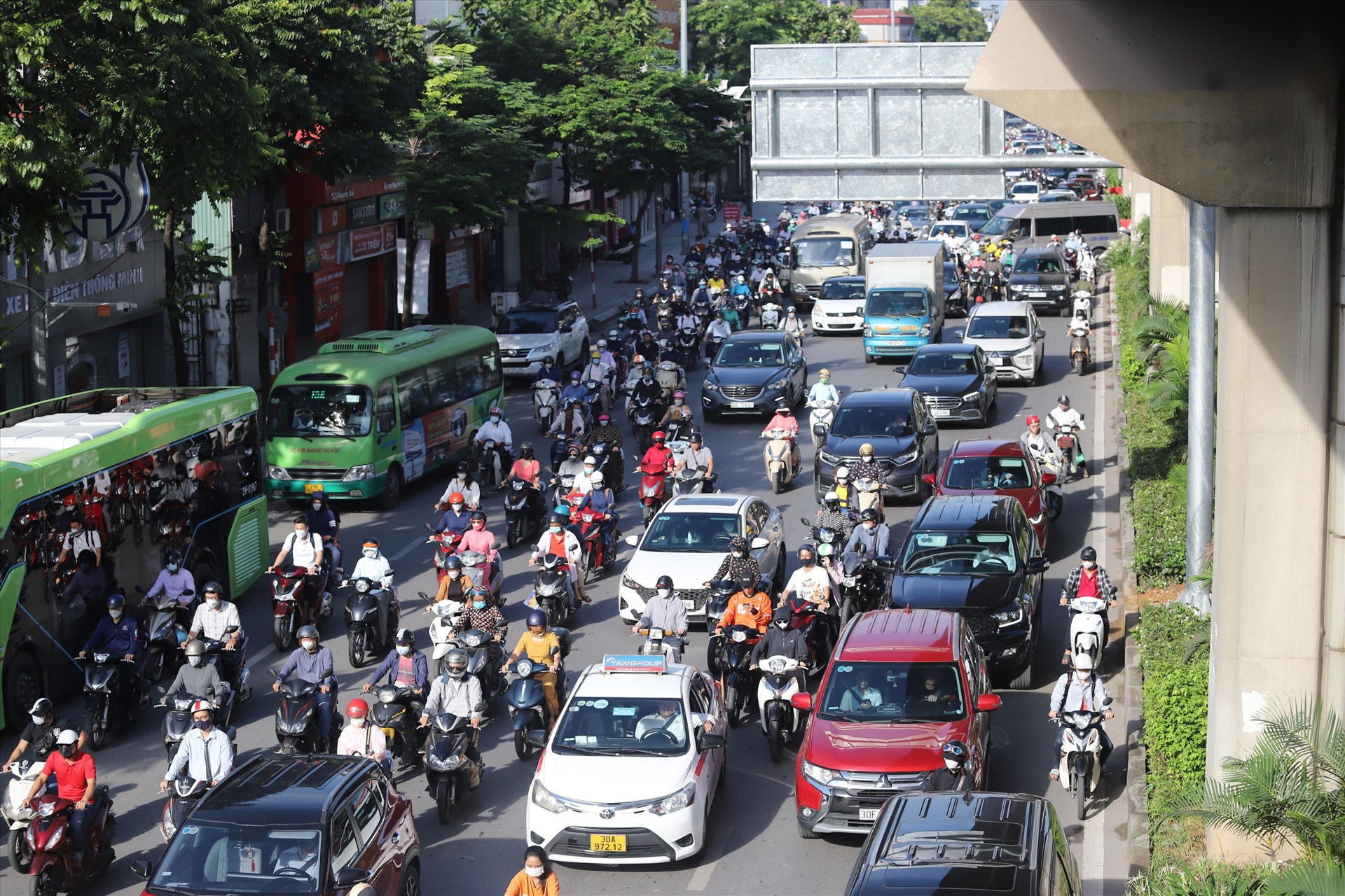 Lưu lượng phương tiện di chuyển lớn trên đường Nguyễn Trãi. Ảnh: Vĩnh Hoàng