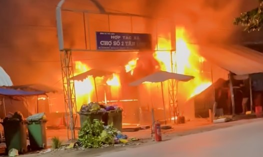 Vụ cháy lớn xảy ra ban đêm đã thiêu rụi nhiều đồ đạc, vật dụng của 3 hộ kinh doanh liên kề. Ảnh: Công an cung cấp