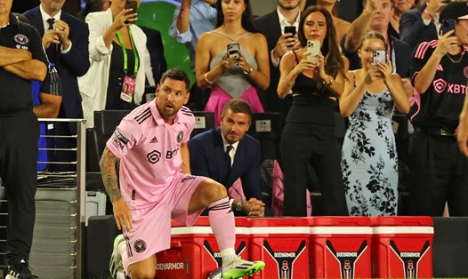 Beckham luôn đứng phía sau Messi để hỗ trợ.  Ảnh: AFP