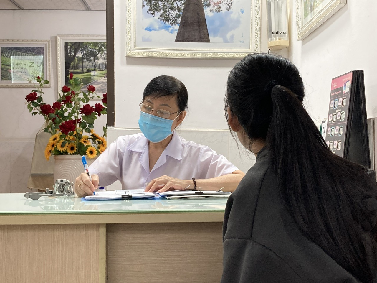 Tư vấn khám mắt cho một bệnh nhân. Ảnh: Huyền Trân