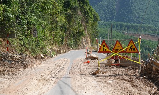 Một tuyến đường qua huyện Hòa Vang bị sạt lở sau trận mưa lớn. Ảnh: Thùy Trang