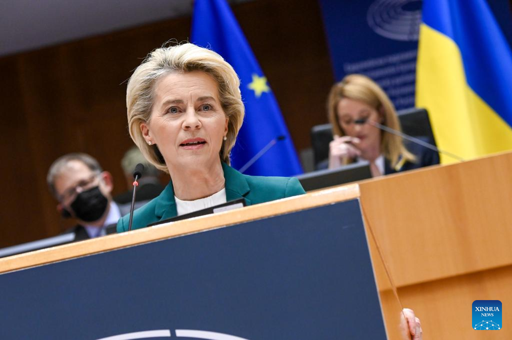 Chủ tịch Ủy ban châu Âu Ursula von der Leyen phát biểu tại phiên họp toàn thể của Nghị viện châu Âu ở Brussels, Bỉ, ngày 1.3.2022 rằng đơn xin gia nhập EU của Ukraina chỉ có thể được xem xét khi nào xung đột Nga-Ukraina kết thúc. Ảnh: Xinhua