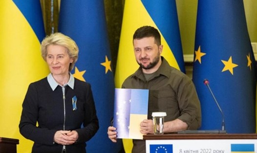 Tổng thống Ukraina Volodymyr Zelensky (trái) và Chủ tịch Ủy ban châu Âu Ursula von der Leyen họp báo chung ở Kiev, ngày 8.4.2022. Ảnh: AFP