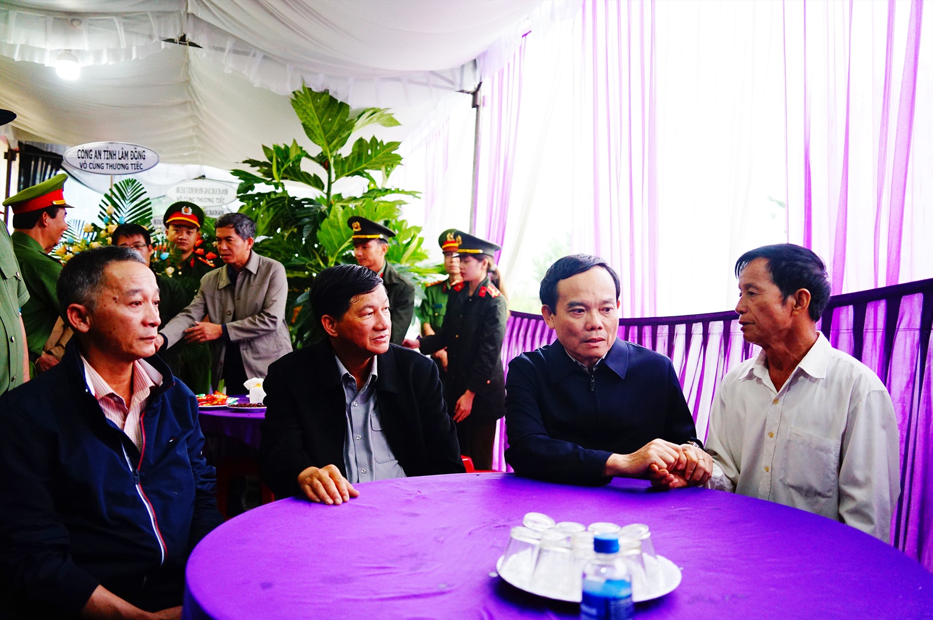 Phó Thủ tướng Trần Lưu Quang và lãnh đạo tỉnh Lâm Đồng thăm hỏi gia đình có chiến sĩ Công an hi sinh. Ảnh: Bảo Lâm 