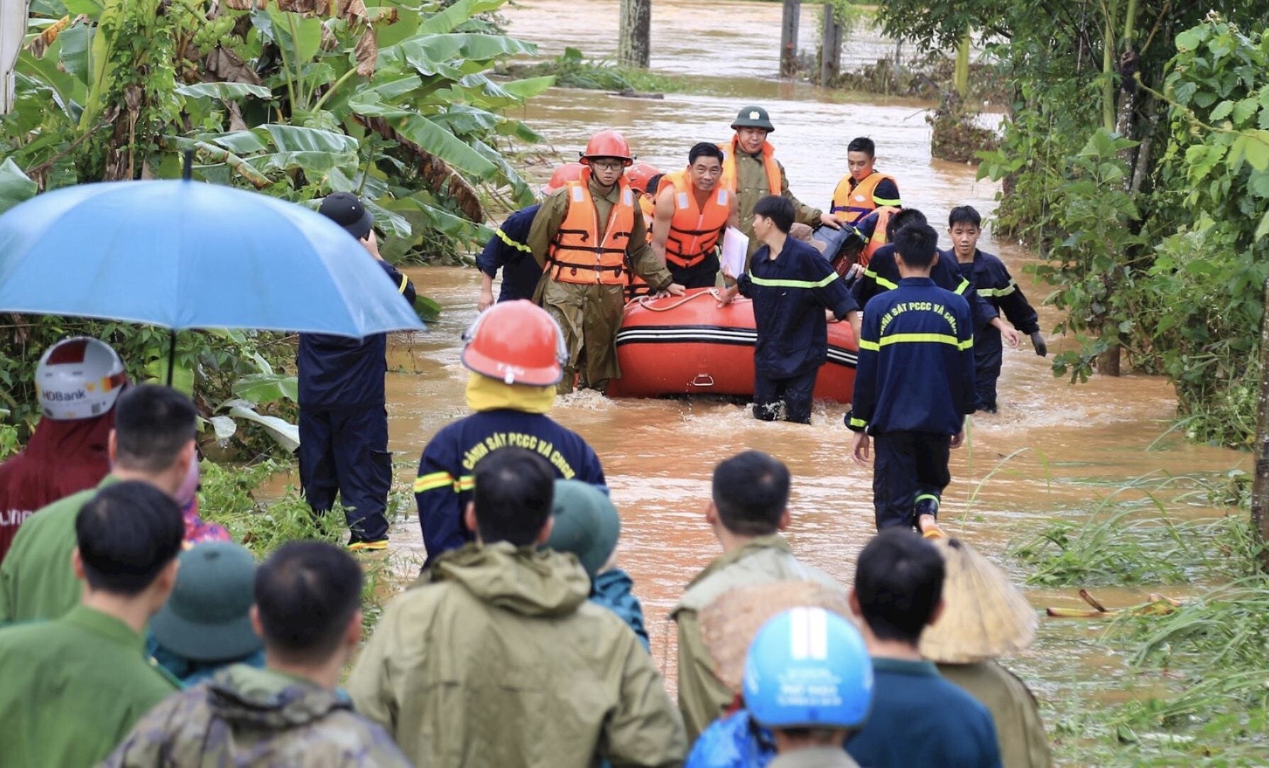 Công an tỉnh Đắk Nông hỗ trợ di dời tài sản người dân khỏi vùng ngập lụt (Công an cung cấp)