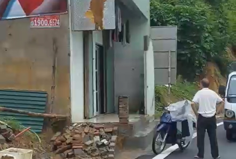 Một nhà dân ở phường Duyên Hải, TP Lào Cai bị đất, đá sạt vào nhà. Ảnh: Tùng Lâm