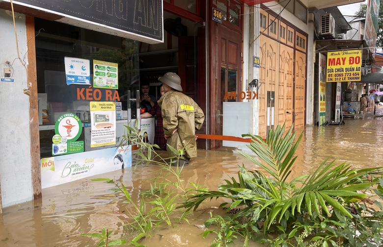 Một số điểm dân cư của thành phố Lào Cai ngập sâu trong nước. Ảnh: Tùng Lâm