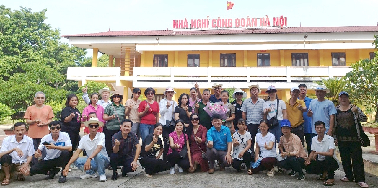 Đoàn viên, người lao động phấn khởi với kỳ nghỉ dưỡng sức do Công đoàn ngành Xây dựng Hà Nội phối hợp với Nhà nghỉ Công đoàn Hà Nội thực hiện. Ảnh: CĐN