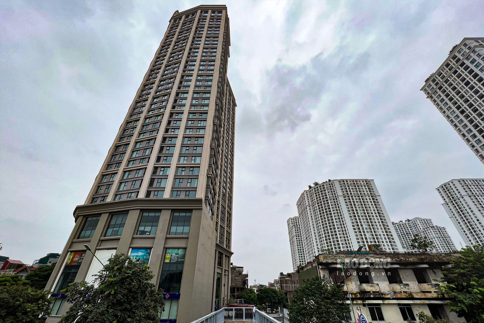 Được biết, dự án này do Công ty Bất động sản Hoa Anh Đào (Công ty Hoa Anh Đào) làm chủ đầu tư, nằm trên diện tích khu đất rộng 6.973m2. Trong đó, diện tích xây dựng là 3.137m2, tổ hợp bao gồm 2 tòa tháp A và B, cao 36 tầng và 3 tầng hầm. Tháp A có diện tích 1.800m2 với tổng số 410 căn hộ cao cấp (từ tầng 5 đến tầng 36) và Tháp B có diện tích 1.333m2 là khu khách sạn và căn hộ dịch vụ. (Ảnh chụp tòa A đã xây dựng xong bên trái, tòa B vẫn chỉ là công trình cũ xuống cấp bên phải).