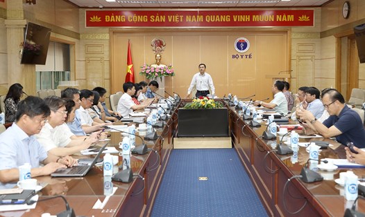 Lãnh đạo Bộ Y tế chủ trì cuộc họp với các bệnh viện tuyến trung ương. Ảnh: Trần Minh
