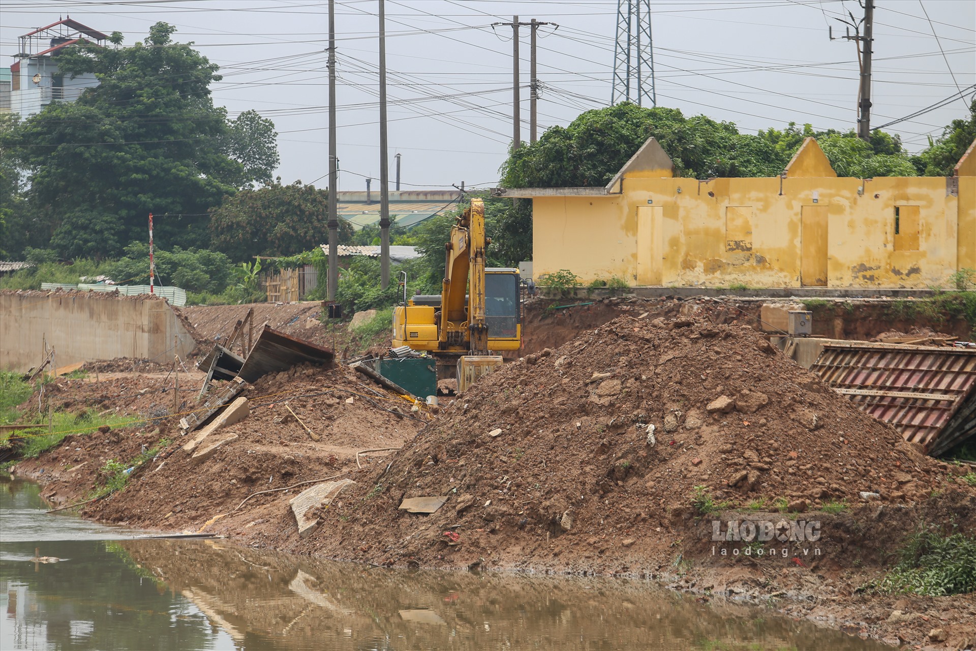 Ghi nhận của PV báo Lao Động ngày 1.8, tại khu vực triển khai cứng hóa kênh La Khê đoạn qua địa bàn phường Dương Nội (quận Hà Đông), vẫn còn một đoạn khá dài đang trong giai đoạn thi công.