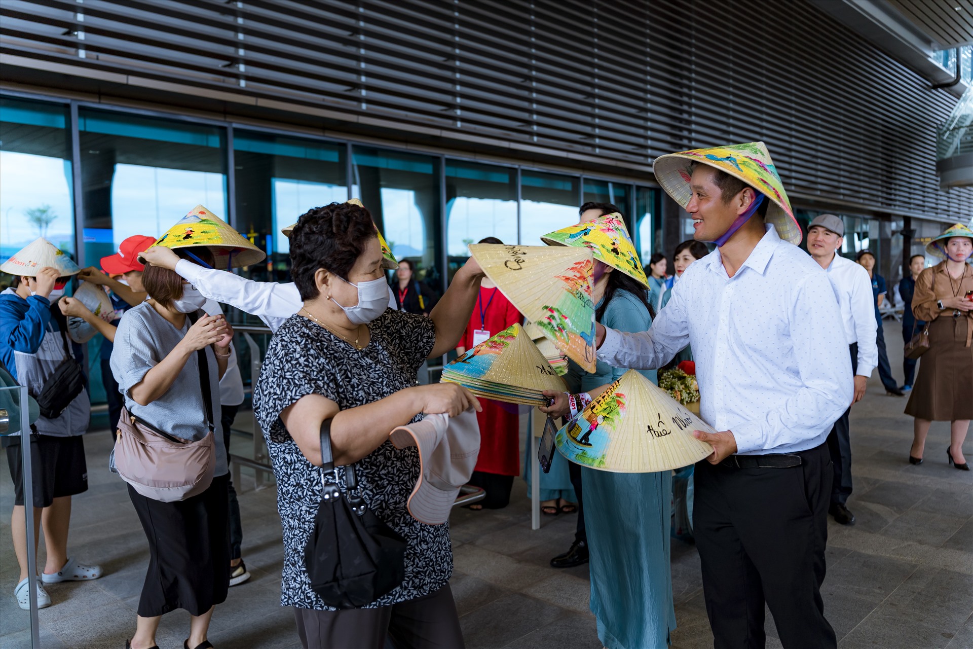 Tặng quà lưu niệm (nón lá) cho du khách đến Huế. Ảnh: Lê Đình Hoàng