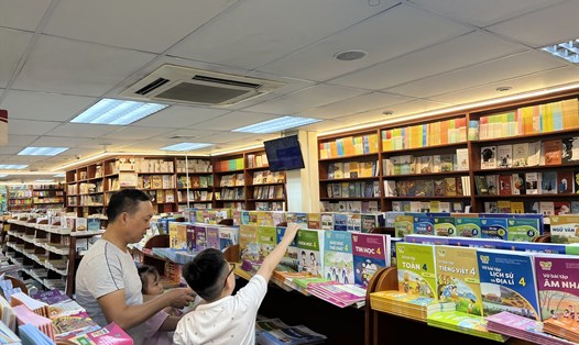 Phụ huynh và các em học sinh có thể tìm sách giáo khoa của Nhà xuất bản Giáo dục Việt Nam tại các cửa hàng sách thuộc hệ thống trên toàn quốc. Ảnh: Thuỷ Nguyễn
