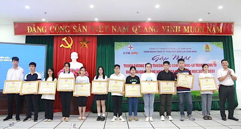 Lãnh đạo Công ty Điện lực Ninh Bình trao quà, bằng khen cho con công nhân học giỏi. Ảnh: Phương Thảo
