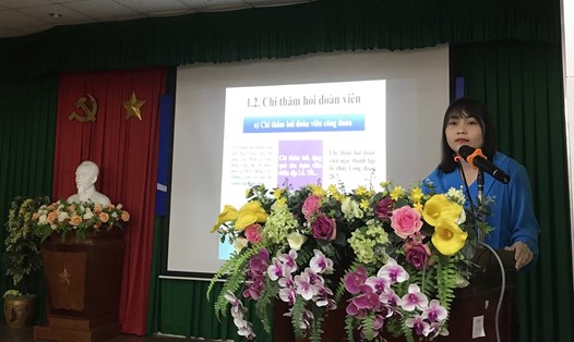 Bà Trần Thị Lượm - Phó Trưởng Ban Tài chính Liên đoàn Lao động tỉnh Sóc Trăng - triển khai một số nội dung tại hội nghị. Ảnh: CĐVC Sóc Trăng