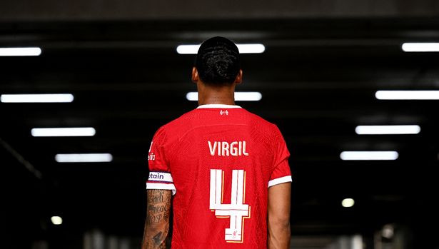 Van Dijk thay Henderson làm đội trưởng của Liverpool.  Ảnh: LFC