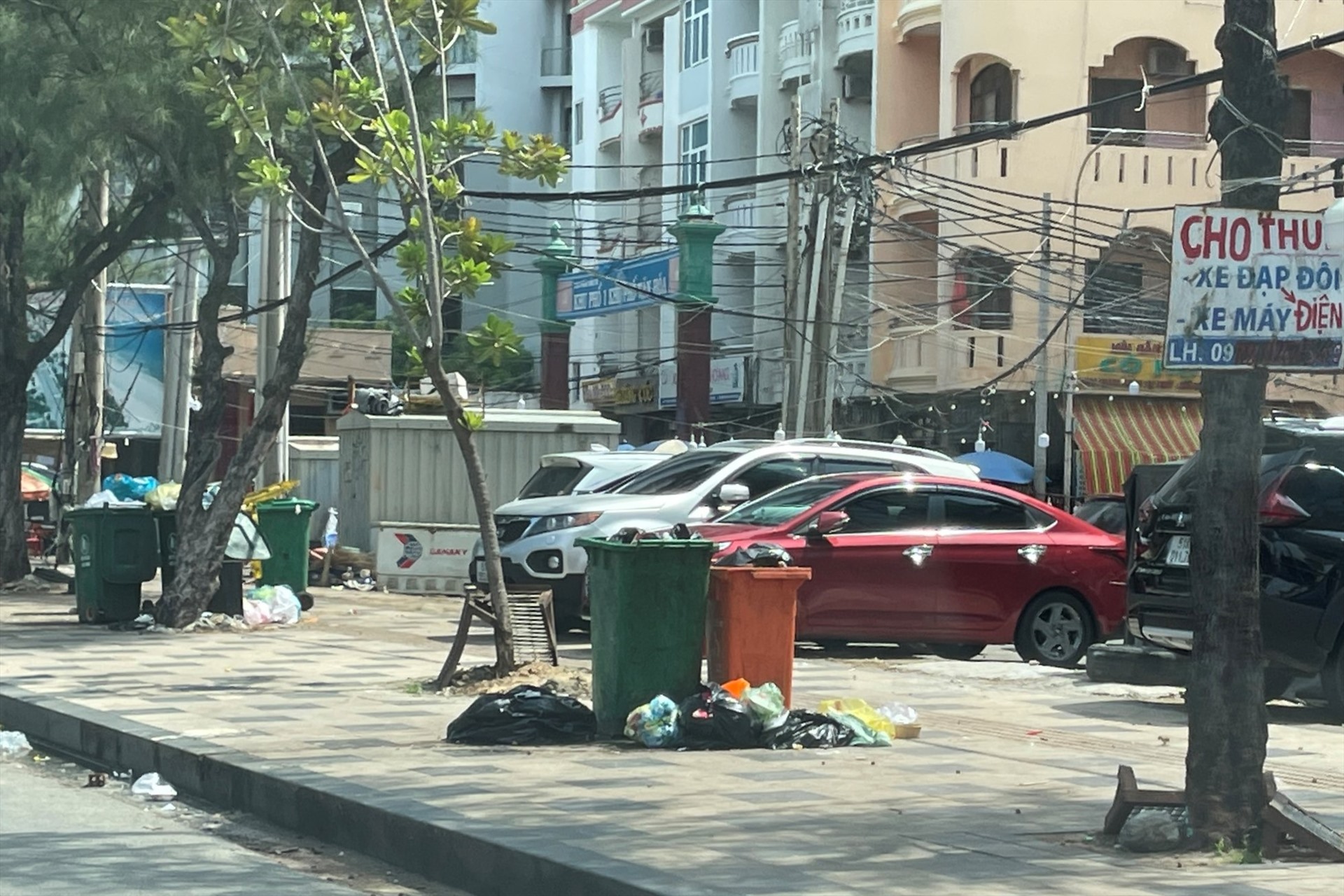 Phương tiện đậu trên vỉa hè, thùng rác để bừa bãi ngay mặt tiền Bãi Sau làm tuyến đường trở nên nhếch nhác. Ảnh: UBND TP VT