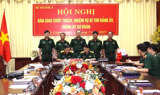 Trung tướng Dương Đình Thông chứng kiến lễ ký biên bản bàn giao chức trách, nhiệm vụ Bí thư Đảng ủy, Chính ủy Sư đoàn 3. Ảnh: VGP