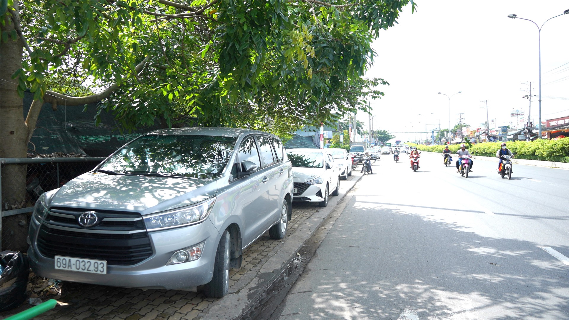 Ông Mai Minh Ngoan – Chánh văn phòng Ban An toàn giao thông TP Cần Thơ cho hay, Ban đã nhiều lần nhắc nhở, tuyên truyền, kể cả xử lý nghiêm những trường hợp vi phạm. Tuy nhiên, qua kiểm tra gần đây cho thấy tình trạng đậu, đỗ xe ô tô trái quy định vẫn diễn ra phổ biến.