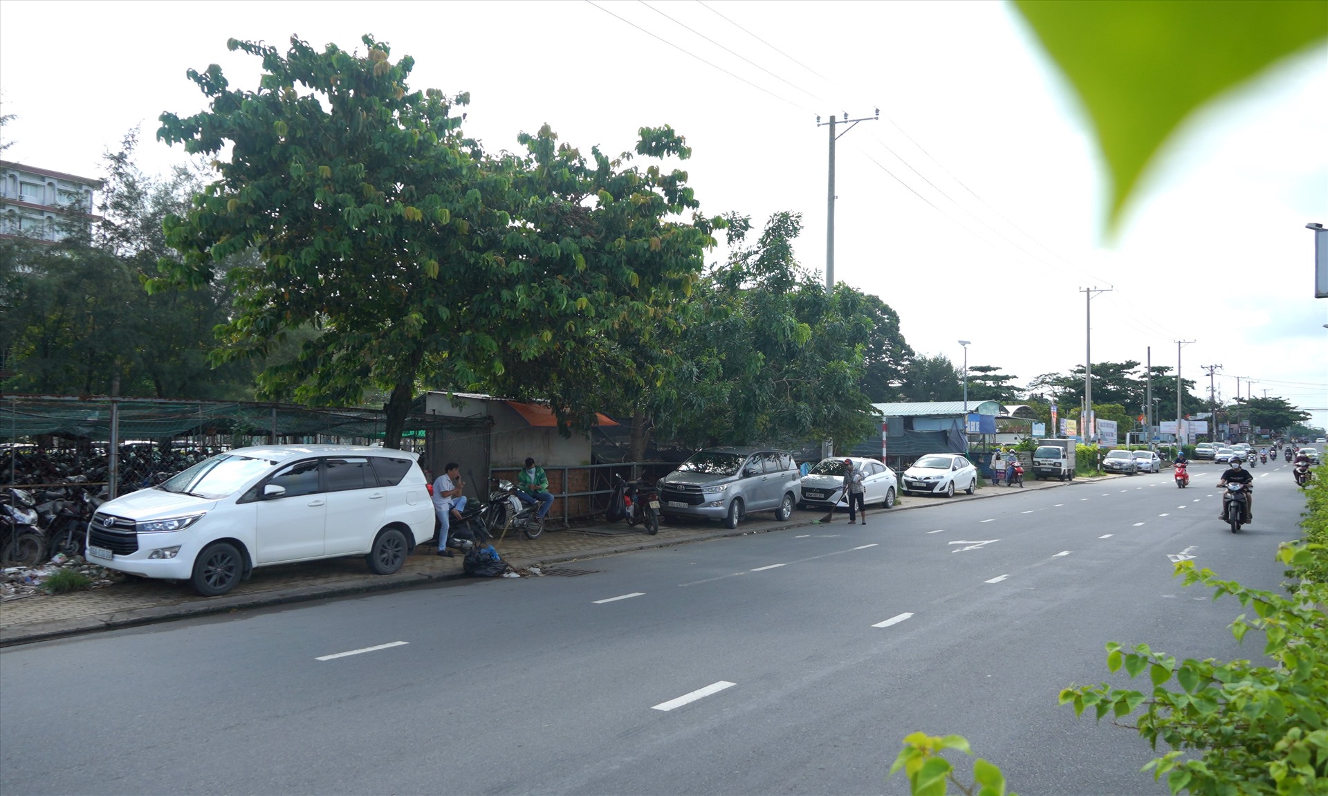 Ghi nhận của Lao Động ngày 1.8, trên đường Nguyễn Văn Linh (quận Ninh Kiều), đoạn trước cổng Bệnh viện Đa khoa Trung ương Cần Thơ, nhiều ô tô nối đuôi nhau đậu chật kín cả một đoạn vỉa hè dài.