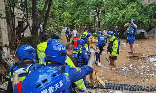 Đội cứu hộ dân sự Beijing Blue Sky Rescue giải cứu ở quận Phòng Sơn, Bắc Kinh, ngày 31.7.2023 dưới trời mưa lớn. Ảnh: Beijing Blue Sky Rescue