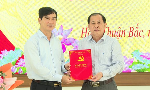 Bí thư Tỉnh ủy Bình Thuận Dương Văn An trao quyết định và chúc mừng ông Nguyễn Ngọc Thạch. Ảnh: VGP
