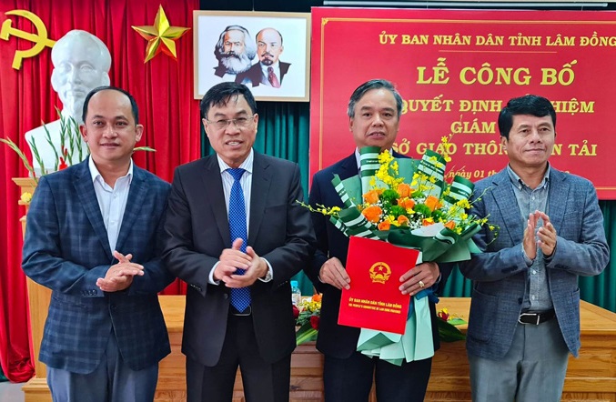 Phó Chủ tịch UBND tỉnh Lâm Đồng Võ Ngọc Hiệp trao quyết định bổ nhiệm, tặng hoa chúc mừng đồng chí Nguyễn Văn Gia. Ảnh: VGP