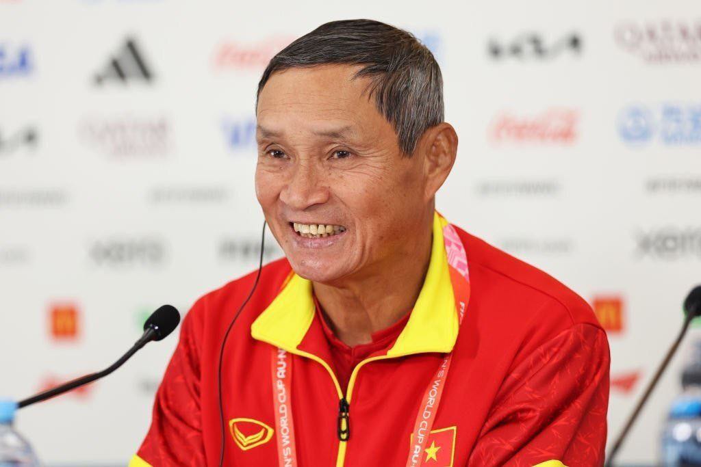 Huấn luyện viên Mai Đức Chung hài lòng với tinh thần chiến đấu của tuyển nữ Việt Nam. Ảnh: VFF