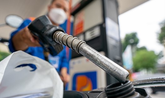 Giá xăng dầu đồng loạt tăng. Ảnh: Nguyễn Tuấn