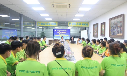 Buổi đối thoại định kỳ 3 tháng 1 lần tại Nhà máy Pro Sports Hồng Thuận. Ảnh: Mạnh Cường