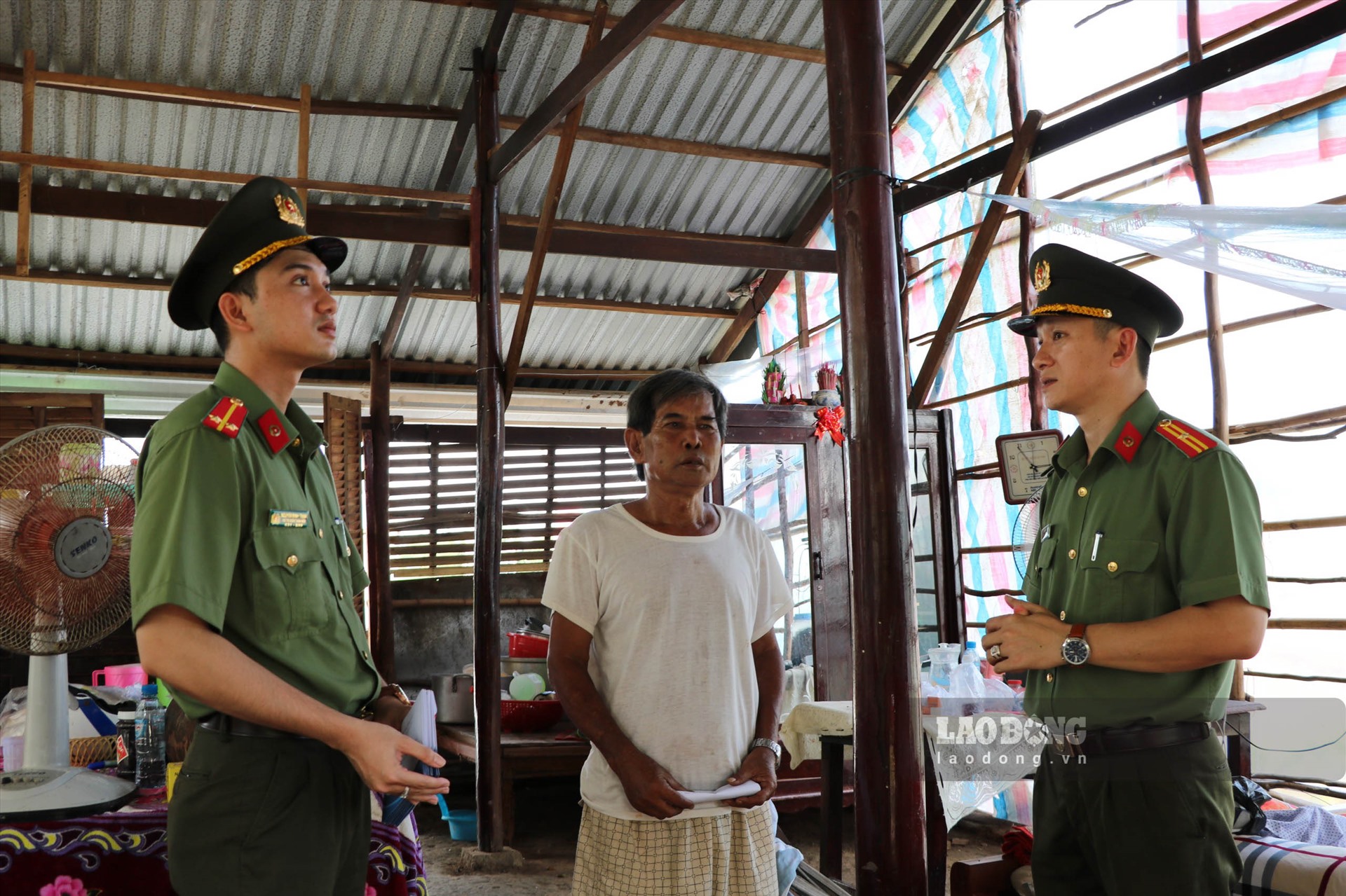 Thiếu tá Trương Văn Quốc - Bí thư Đoàn thanh niên Công an tỉnh Kiên Giang (bên phải) thăm hỏi hoàn cảnh các hộ dân ở xã Thủy Liễu. Ảnh: Công an Kiên Giang