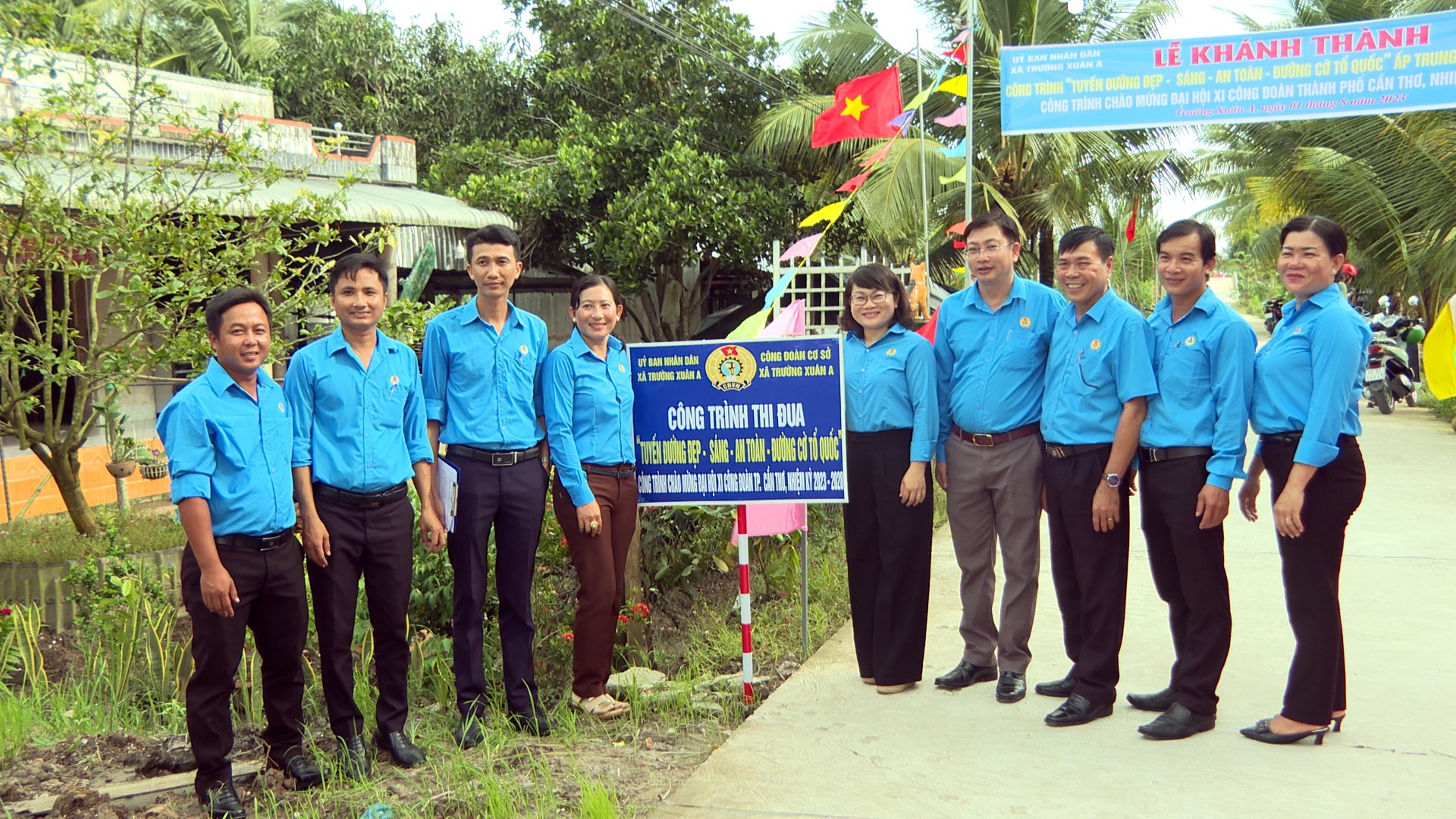 Các đại biểu tham gia gắn biển công trình. Ảnh: LĐLĐ huyện Thới Lai