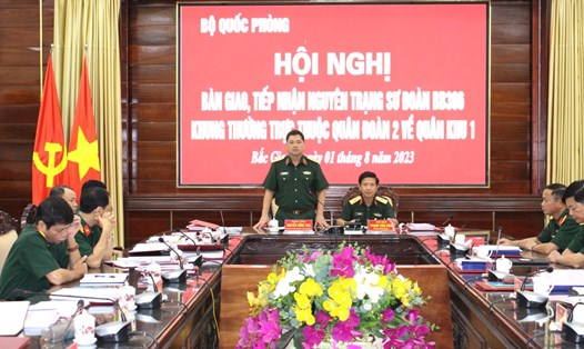Trung tướng Nguyễn Hồng Thái, Ủy viên Trung ương Đảng, Tư lệnh Quân khu 1 phát biểu tại hội nghị. Ảnh: VGP
