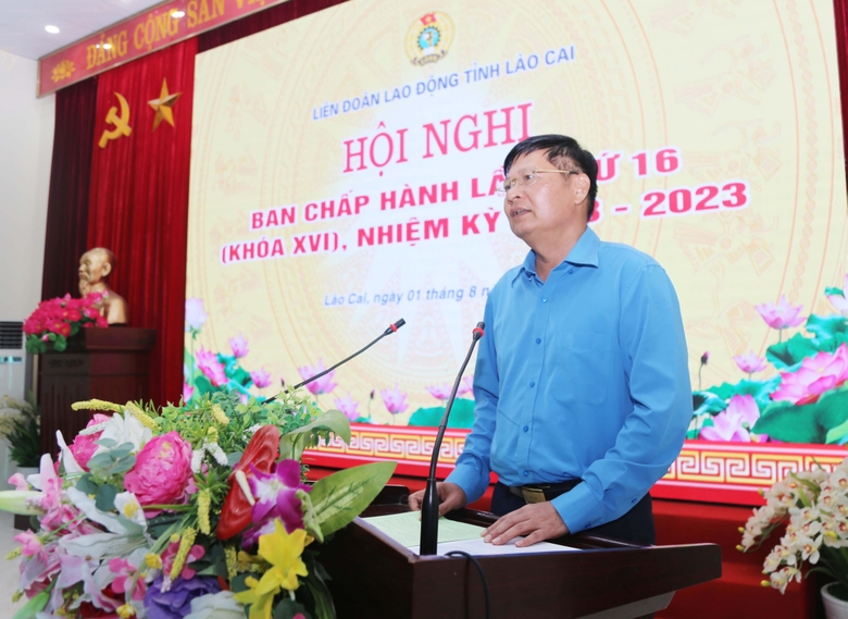 Phó Chủ tịch Tổng LĐLĐ Việt Nam Phan Văn Anh phát biểu giao nhiệm vụ. Ảnh: Bảo Nguyên