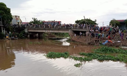 Lực lượng chức năng đã tìm thấy thi thể nạn nhân tại khu vực sông Kim Mỹ (thuộc xóm 3, xã Kim Mỹ, huyện Kim Sơn, Ninh Bình). Ảnh: Diệu Anh