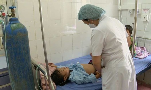 Nhiều trẻ nhỏ nhập viện trong tình trạng hôn mê, nôn mửa, đau đầu, đau bụng sau khi ăn quả Hồng Châu. Ảnh: BVCC