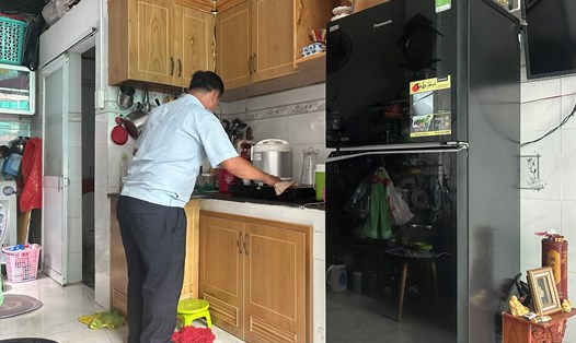 Lúc rảnh rỗi, anh Huỳnh Kim Minh chăm chút cho mái ấm có diện tích 22 m2 của gia đình luôn khang trang sạch đẹp. Ảnh: Thành An