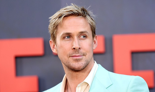 Ryan Gosling gây ấn tượng bởi gu thời trang sặc sỡ, cá tính. Ảnh: Xinhua