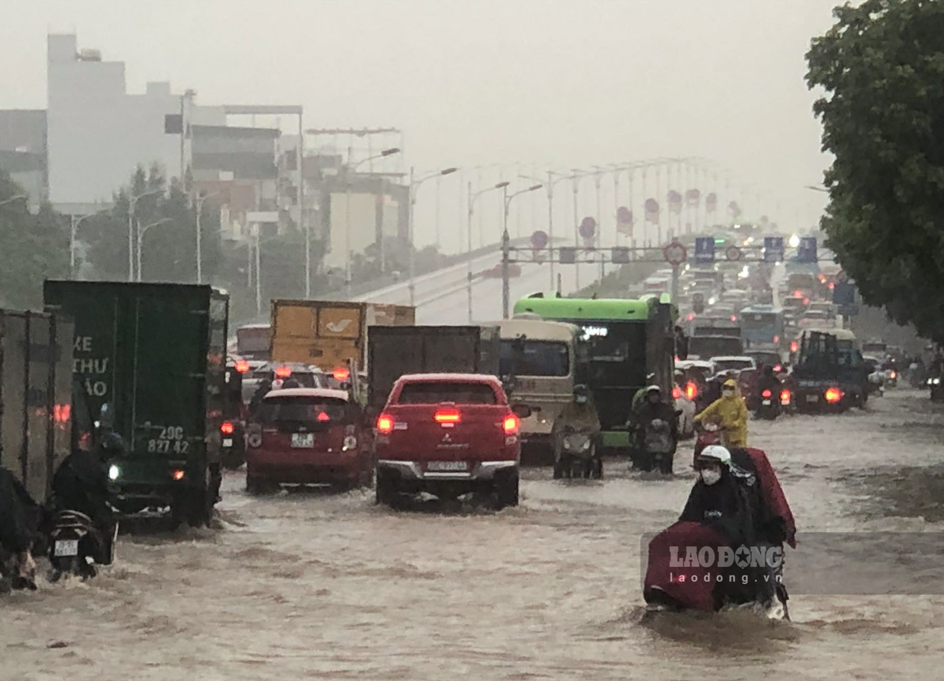 Khu vực Aeon Mall Long Biên, đường dẫn cầu Vĩnh Tuy ngập trên nửa bánh xe. Ảnh: Huy Nguyễn